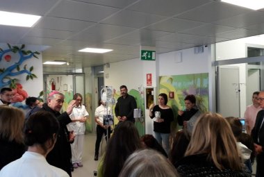  L'Arcivescovo di Lecce in visita al reparto di Oncoematologia Pediatrica