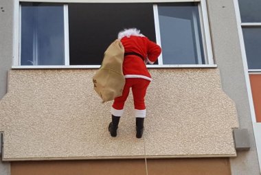 Babbo Natale giù dal cielo in Pediatria al Vito Fazzi