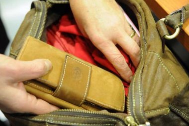 Anziana galatinese derubata da ladre seriali davanti ad una bancarella del mercato settimanale