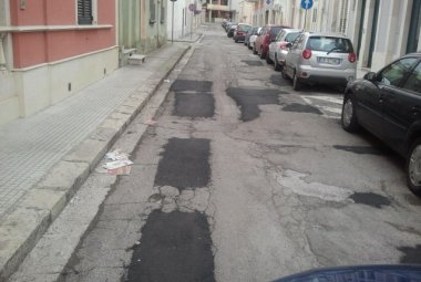 Riparate le buche di via Castromediano. Ora tocca a quelle di via Caserta