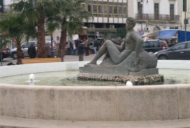 La 'Lampada senza luce' è un monumento femminista. In abbandono