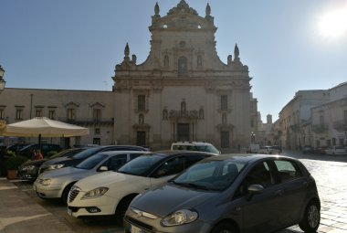 "Aumentano gli ospiti stranieri" e noi continuiamo a far passare le auto nel centro antico