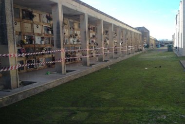 Raid vandalico e furto nel cimitero di Galatina