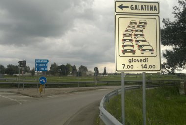 "Occhio alle code di auto il giovedì!". Due cartelli all'ingresso di Galatina