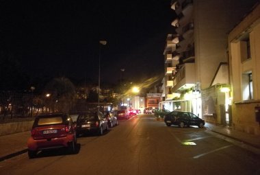 In Piazza Cesari lampioni spenti da mesi 