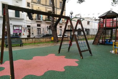 Vandali in piazza Cesari ed in altre zone del centro antico di Galatina