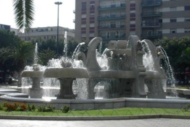 Fa il bagno nella fontana di piazza Mazzini, multato
