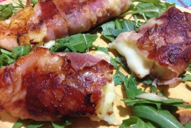 Involtini filanti di purè e speck