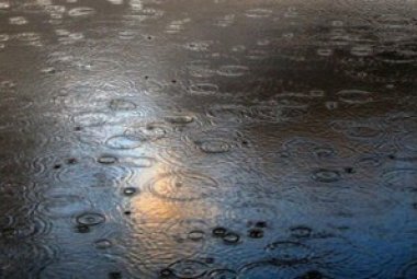 Anziana scivola mentre sta passando un'auto e batte la testa