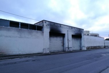 Incendio nel deposito giudiziario, a fuoco un'Apecar ed una 126. Nessun danno alle persone