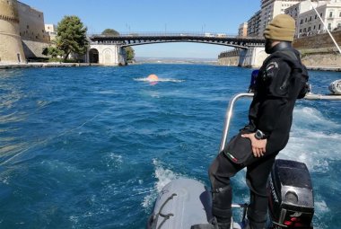 I Palombari della Marina rimuovono una bomba trovata nel Mar Piccolo