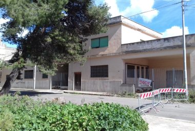 Albero caduto, difficoltà a raggiungere la Stazione