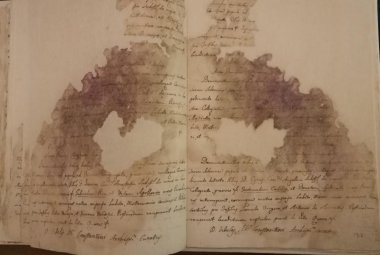 A rischio il prezioso archivio della Chiesa Madre