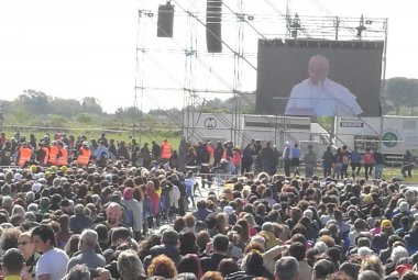 “In piedi costruttori di pace!”