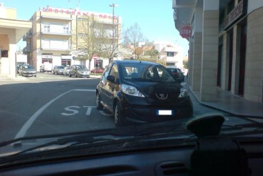 Parcheggio selvaggio e pericoloso in via Val d'Aosta