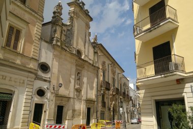 Pericolo in via Siciliani. Dalla facciata della Chiesa dell'Addolorata cadono pietre sul marciapiede 