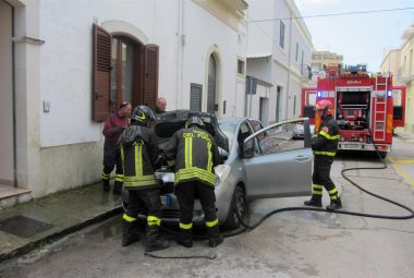 In fiamme l'auto di un insegnante, sospetta origine dolosa
