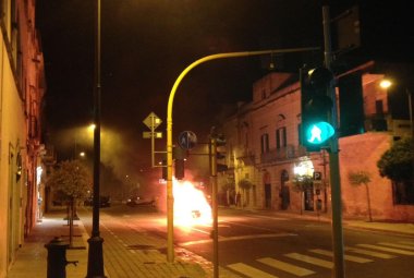 Va a fuoco una Panda, paura in corso Porta Luce