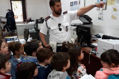 I bimbi dell'Ape Maya in visita al comando dei Vigili Urbani