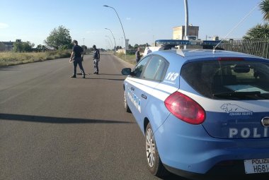 "Salta" un tombino e colpisce un'auto su via Lecce. Nessun ferito ma tanta paura