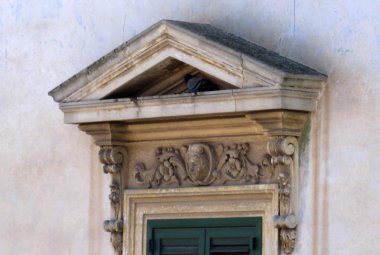 "Nessuno tocchi i piccioni in casa d'altri"