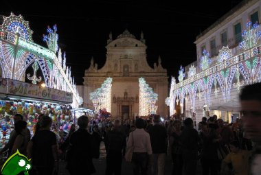 "Vietata la somministrazione di bevande in bottiglie di vetro durante le manifestazioni pubbliche"