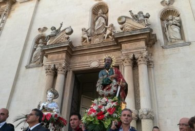 I simulacri dei Santi Pietro e Paolo avanzano applauditi fra luminarie e 'barracche'