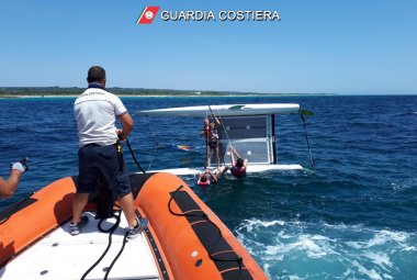 Si capovolge un catamarano e viene soccorso dalla Guardia Costiera