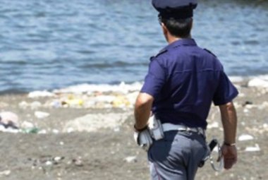 Maldestro ladro da spiaggia bloccato a San Foca