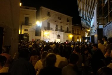 Piazza piena per Lucarelli e Travaglio ma tanti dubbi sull'operazione 'culturale'