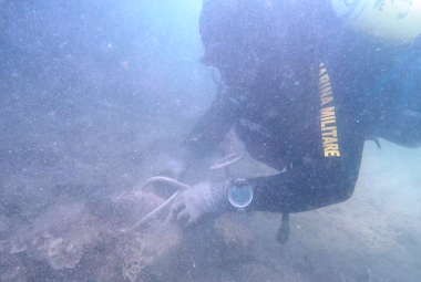 I palombari rimuovono un ordigno nel Mar Piccolo di Taranto