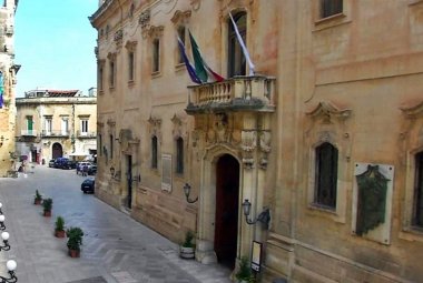 Interdizione dal lavoro per nove "furbetti del cartellino" dipendenti del Comune di Lecce e della Lupiae servizi