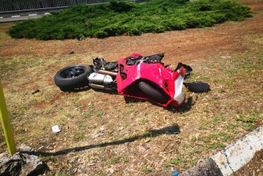 Scontro fra moto ed auto sul rondò nei pressi della cementeria