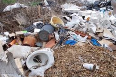 Stava sversando materiali edili in via delle Rose a Torre Chianca. Fermato e multato