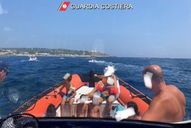 Incendio al largo della “Grotta del Drago”, portati in salvo 47 passeggeri