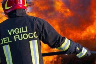 Va a fuoco una Punto, paura in via Milano