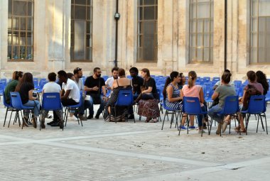 Le percussioni di Somieh Murigu alla mostra "Io Sono" di Luisa Manazzi Moretti