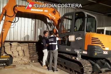 Lavori in un canneto protetto, sequestrato escavatore e denunciati i proprietari