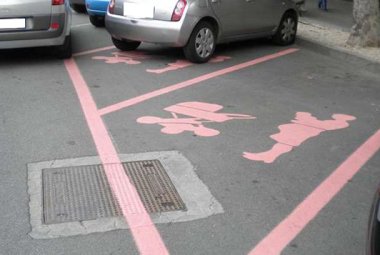 I pentastellati galatinesi propongono l'istituzione delle 'strisce rosa' ma il Codice della strada non le prevede