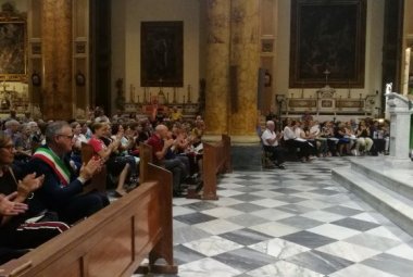 "A mani vuote e a piedi nudi”