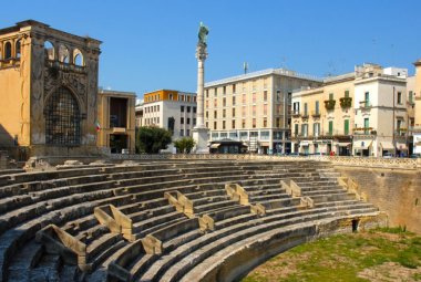 Vandali deturpano la balaustra dell'anfiteatro