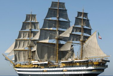 Nave Vespucci in sosta a Brindisi