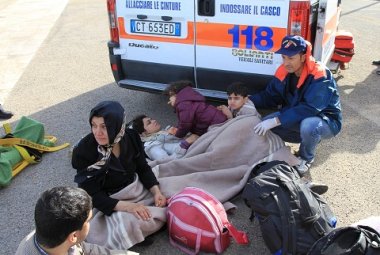 Soccorsi nelle acque della Montagna spaccata 57 naufraghi su un veliero