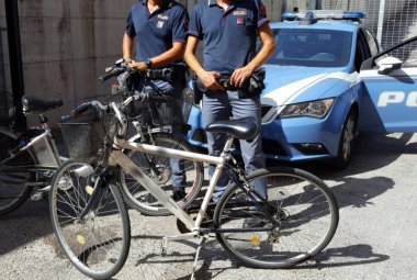Ai domiciliari ladra di biciclette