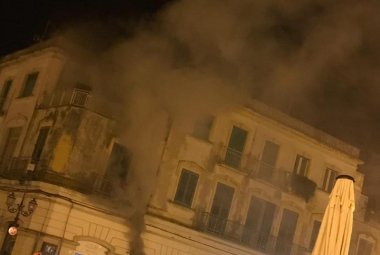 Fiamme in una profumeria in piazza San Pietro