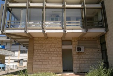 Sfonda a testate la porta del reparto di psichiatria dell'Ospedale di Galatina, si ferisce, fugge e minaccia di lanciarsi nel vuoto. Salvato da Polizia e Carabinieri