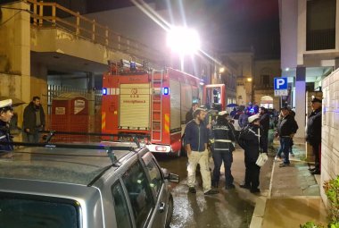 Auto in fiamme in via Pascoli, i commercianti le spengono prima dell'arrivo dei Vigili del Fuoco
