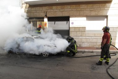 Va a fuoco una Golf in via Beato Angelico. Si sospetta l'origine dolosa delle fiamme