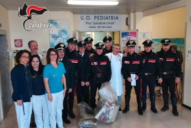 La Befana perde i regali e i Carabinieri li portano ai bimbi ricoverati al Fazzi