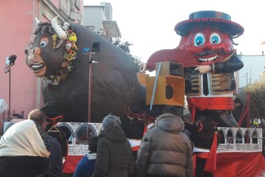 Carri e gruppi mascherati a Collemeto